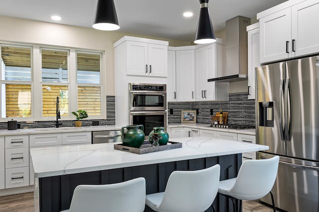 Marbletop kitchen with white finishing